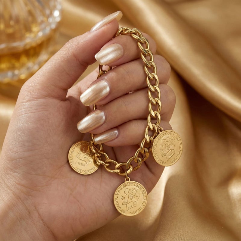An elegant gold bracelet made of rust-resistant stainless steel, decorated with three classic coins, for a sophisticated and modern look, with an adjustable clasp to suit you. - Image 2
